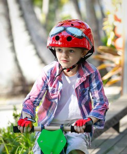 Roter Helm mit Brille von kiddimoto auf www.mina-lola.com