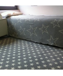 Acrylteppich grau mit Sternen auf www.mina-lola.com von Lorena Canals