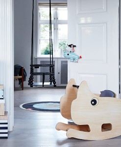 Kleinkind Schaukel aus Holz auf www.mina-lola.com von done by deer