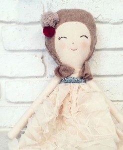 Stoffpuppe Pinkie beige auf mina-lola.com von A Tiny little company