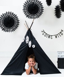 TIPI in schwarz auf mina-lola.com von A Little lovely company