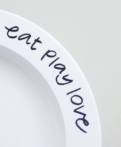 Teller Eat Play Love auf mina-lola.com von Buddy+Bear